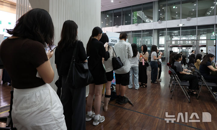 [서울=뉴시스] 이영환 기자 = 4일 오후 서울 서대문구 이화여자대학교에서 열린 2025 이화 잡페어에서 학생들이 채용 상담을 받기 위해 대기하고 있다. 2025.09.04. 20hwan@newsis.com