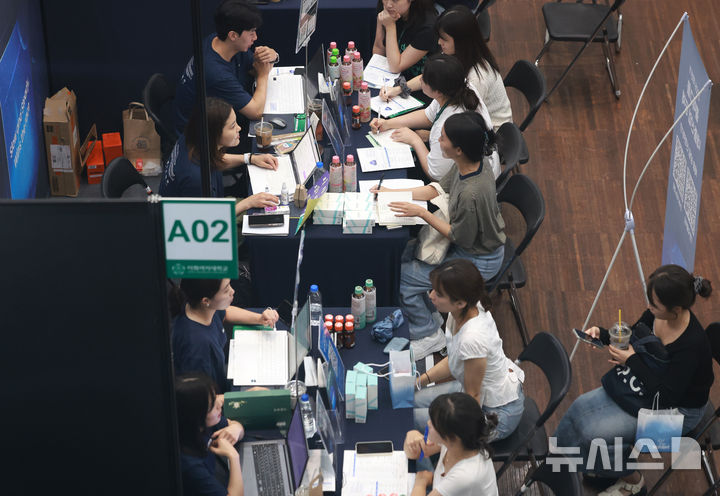 [서울=뉴시스] 이영환 기자 = 4일 오후 서울 서대문구 이화여자대학교에서 열린 2025 이화 잡페어에서 학생들이 채용 상담을 받고 있다. 2025.09.04. 20hwan@newsis.com