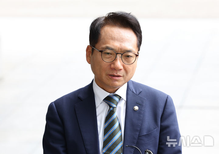 [서울=뉴시스] 최진석 기자 = 박선원 더불어민주당 의원이 4일 서울 서초구 서울고등법원에 마련된 조은석 내란 특검 사무실에 참고인 자격으로 출석하며 기자들의 질문에 답하고 있다. 2025.09.04. myjs@newsis.com