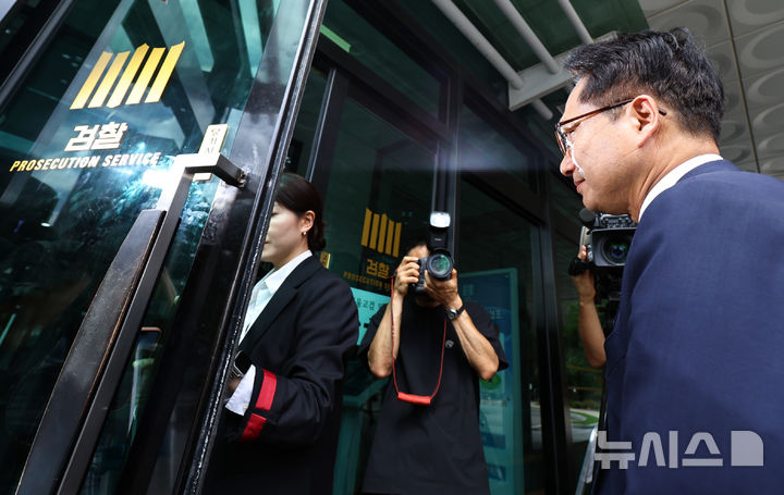 [서울=뉴시스] 최진석 기자 = 박선원 더불어민주당 의원이 4일 서울 서초구 서울고등법원에 마련된 조은석 내란 특검 사무실에 참고인 자격으로 출석하고 있다. 2025.09.04. myjs@newsis.com