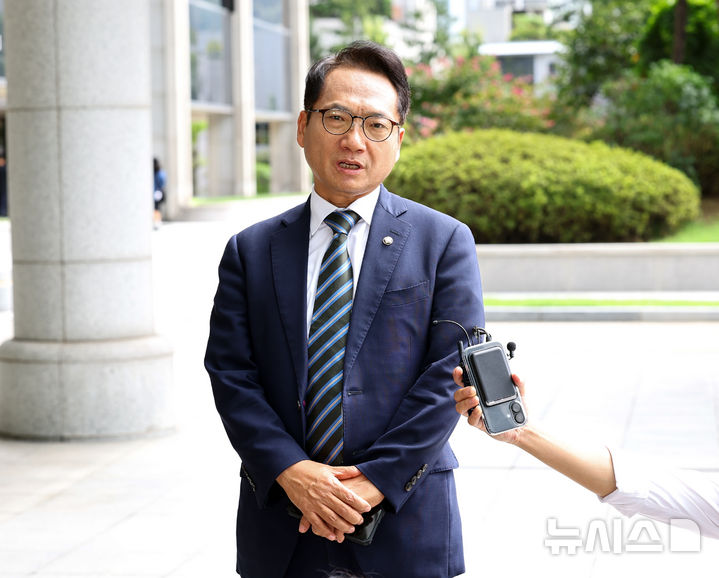 [서울=뉴시스] 최진석 기자 = 박선원 더불어민주당 의원이 4일 서울 서초구 서울고등법원에 마련된 조은석 내란 특검 사무실에 참고인 자격으로 출석하며 기자들의 질문에 답하고 있다. 2025.09.04. myjs@newsis.com