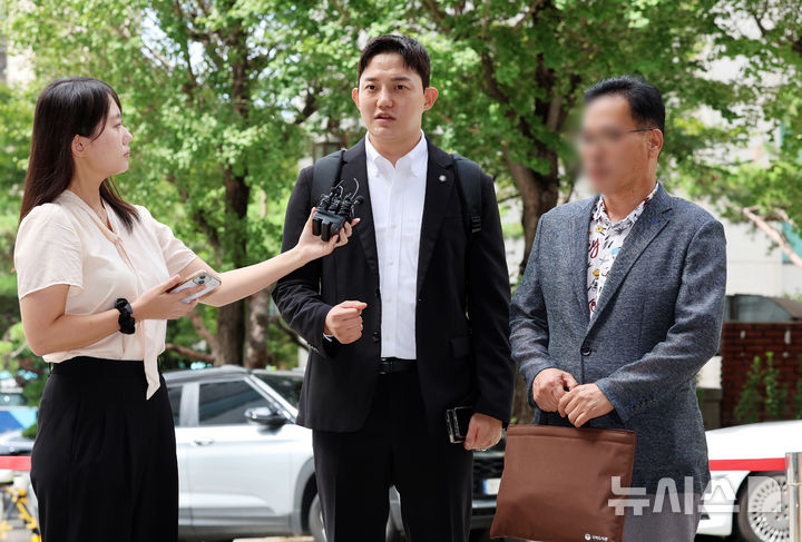 [서울=뉴시스] 조성우 기자 = 명태균 씨가 운영하던 여론조사 기관 미래한국연구소의 전임 소장 김태열(오른쪽) 씨가 4일 오후 서울 마포구 서울경찰청 공공범죄수사대에서 이준석 개혁신당 대표의 여론조사 비용 대납 의혹 관련 참고인 조사를 받기 위해 정구승 변호인과 함께 출석하며 취재진과 질의응답을 하고 있다. 2025.09.04. xconfind@newsis.com