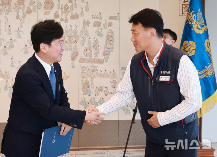 [서울=뉴시스] 최동준 기자 = 김영훈 고용노동부 장관과 양경수 민주노총 위원장이 지난 9월 4일 서울 용산 대통령실 청사에서 열린 양대 노총 위원장과 오찬 간담회에서 악수하고 있다. (대통령실통신사진기자단) 2025.09.04. photocdj@newsis.com