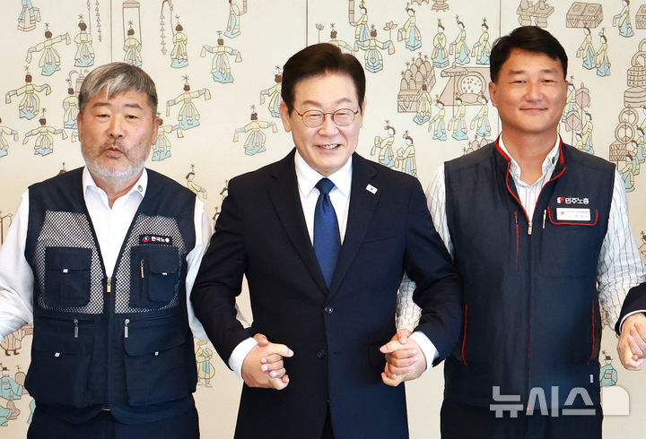 [서울=뉴시스] 최동준 기자 = 이재명 대통령이 4일 서울 용산 대통령실 청사에서 열린 양대 노총 위원장과 오찬 간담회에서 양경수(오른쪽) 민주노총 위원장, 김동명 한국노총 위원장과 기념촬영을 하고 있다. (대통령실통신사진기자단) 2025.09.04. photocdj@newsis.com