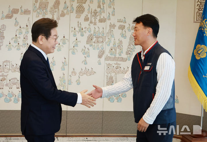 [서울=뉴시스] 최동준 기자 = 이재명 대통령이 4일 서울 용산 대통령실 청사에서 열린 양대 노총 위원장과 오찬 간담회에서 양경수 민주노총 위원장과 악수하고 있다. (대통령실통신사진기자단) 2025.09.04. photocdj@newsis.com