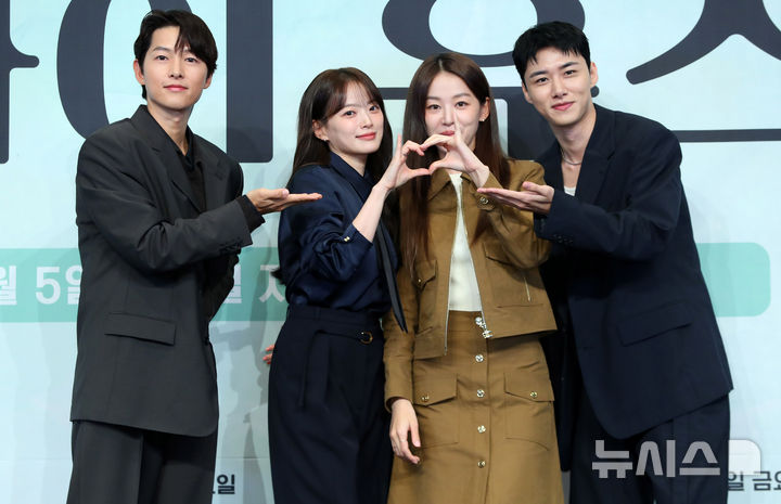 [서울=뉴시스] 김혜진 기자 = 배우 송중기(왼쪽부터), 천우희, 이주명, 서지훈이 4일 오후 서울 구로구 신도림 더 링크 호텔에서 열린 JTBC 금요시리즈 '마이 유스' 제작발표회에서 포즈를 취하고 있다. 2025.09.04. jini@newsis.com