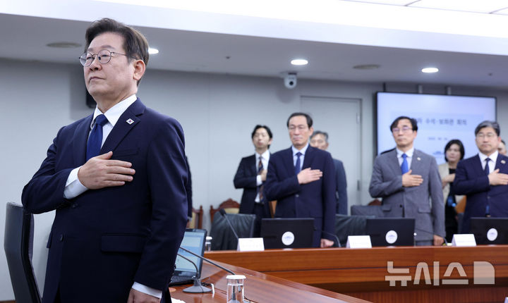 [서울=뉴시스] 고범준 기자 = 이재명 대통령이 4일 서울 용산 대통령실 청사에서 열린 제9차 수석·보좌관 회의에서 국민의례를 하고 있다. 2025.09.04. bjko@newsis.com