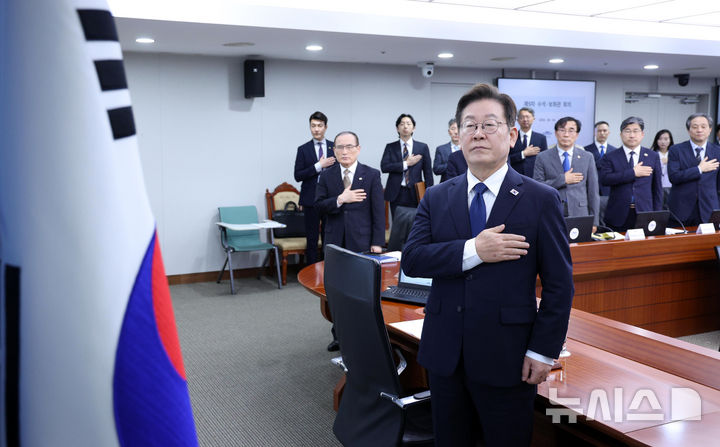 [서울=뉴시스] 고범준 기자 = 이재명 대통령이 4일 서울 용산 대통령실 청사에서 열린 제9차 수석·보좌관 회의에서 국민의례를 하고 있다. 2025.09.04. bjko@newsis.com