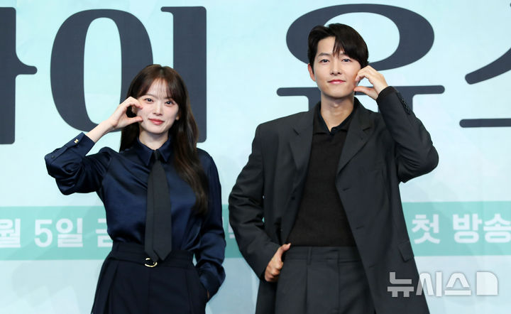 [서울=뉴시스] 김혜진 기자 = 배우 천우희(왼쪽), 송중기가 4일 오후 서울 구로구 신도림 더 링크 호텔에서 열린 JTBC 금요시리즈 '마이 유스' 제작발표회에서 포즈를 취하고 있다. 2025.09.04. jini@newsis.com