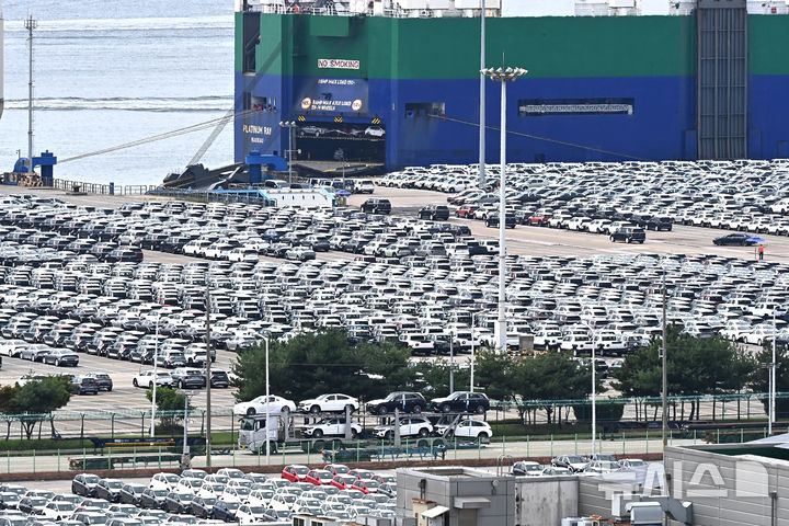 [평택=뉴시스] 김종택 기자 = 지난 4일 경기 평택시 포승읍 평택항 자동차 전용부두에 수출용 차량이 세워져 있는 모습. 2025.09.04. jtk@newsis.com