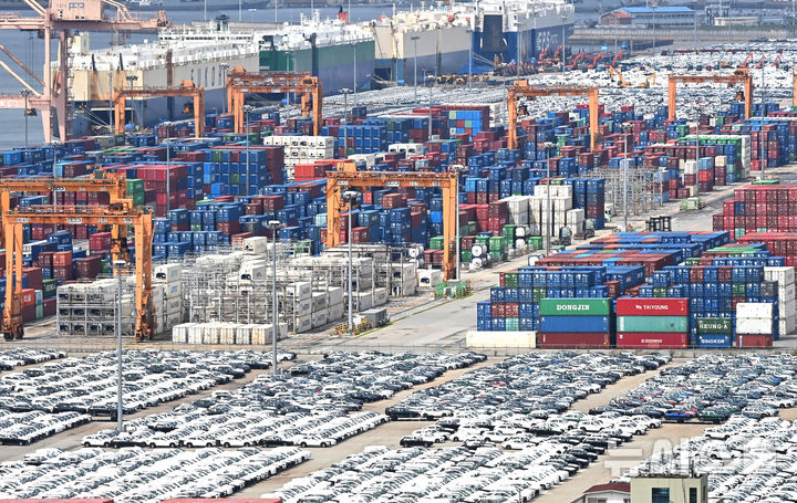 [평택=뉴시스] 김종택 기자 = 사진은 이날 경기 평택시 포승읍 평택항에 수출입 컨테이가 쌓여있는 모습. 2025.09.04. jtk@newsis.com