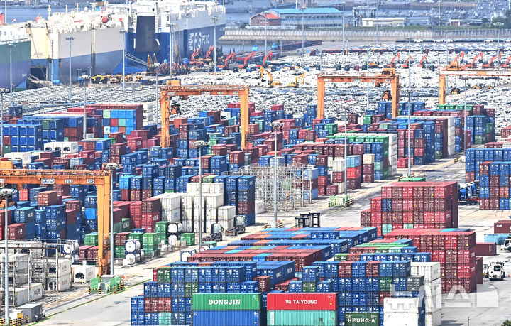 [평택=뉴시스] 김종택 기자 = 반도체·자동차 수출 호조 등과 함께 지난 7월 우리나라 경상수지가 27개월째 흑자 기조를 이어갔다.한국은행이 4일 발표한 국제수지 잠정 통계에 따르면 지난 7월 경상수지는 107억8000만 달러 흑자를 나타냈다.이는 2000년 5월부터 2022년 7월까지의 연속 흑자와 함께 두 번째로 긴 기록이다.사진은 이날 경기 평택시 포승읍 평택항에 수출입 컨테이가 쌓여있는 모습. 2025.09.04. jtk@newsis.com