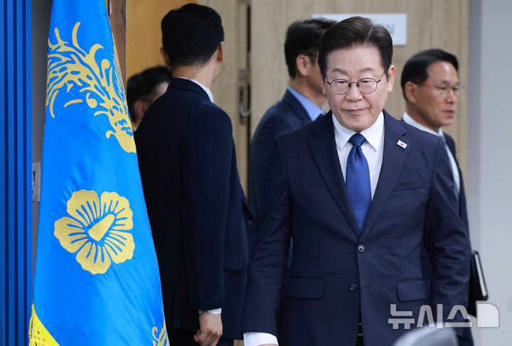 [서울=뉴시스] 고범준 기자 = 이재명 대통령이 4일 서울 용산 대통령실 청사에서 열린 제9차 수석·보좌관 회의에 입장하고 있다. 2025.09.04. bjko@newsis.com