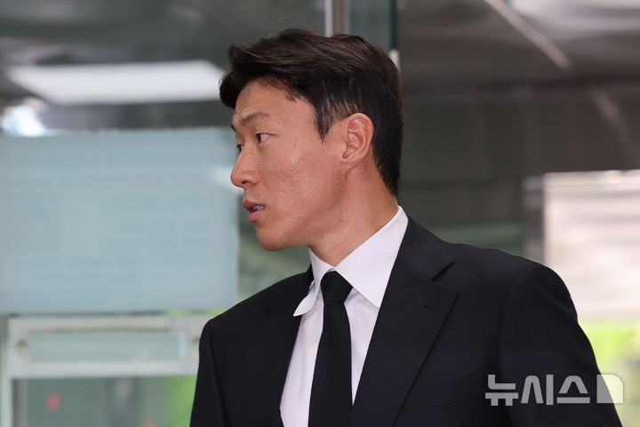 [서울=뉴시스] 권창회 기자 = 축구선수 황의조가 4일 오후 서울 서초구 서울중앙지방법원에서 열린 불법촬영 등 혐의 항소심 선고기일에 출석하고 있다. 2025.09.04. kch0523@newsis.com