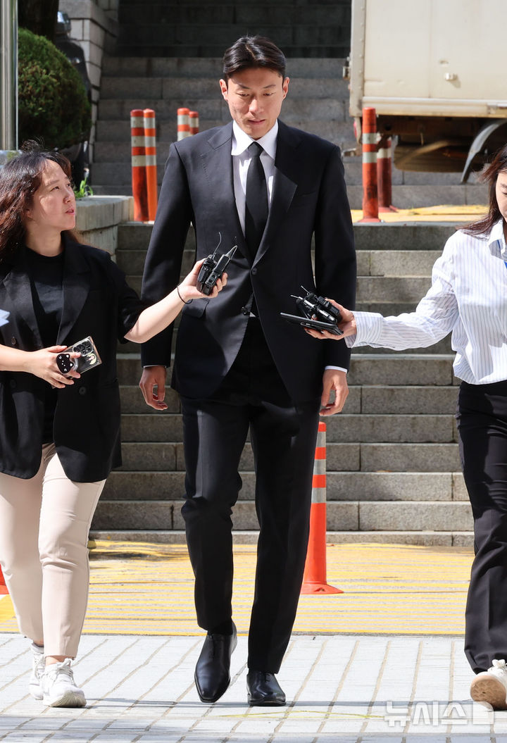 [서울=뉴시스] 권창회 기자 = 축구선수 황의조가 4일 오후 서울 서초구 서울중앙지방법원에서 열린 불법촬영 등 혐의 항소심 선고기일에 출석하고 있다. 2025.09.04. kch0523@newsis.com