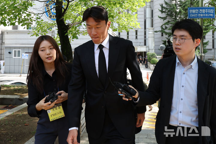 [서울=뉴시스] 권창회 기자 = 축구선수 황의조가 4일 오후 서울 서초구 서울중앙지방법원에서 열린 불법촬영 등 혐의 항소심 선고를 마치고 법원을 나서고 있다. 2025.09.04. kch0523@newsis.com