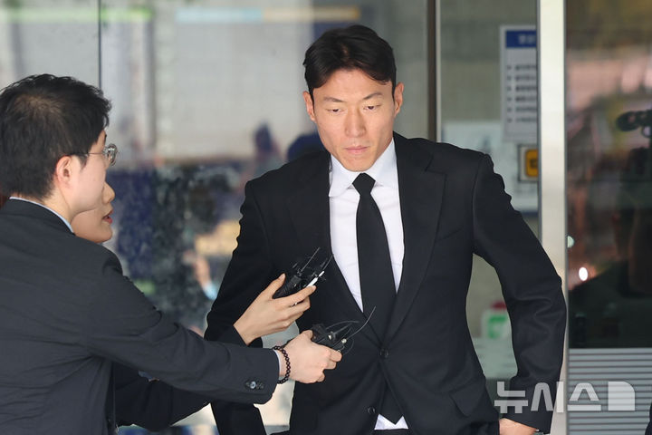 [서울=뉴시스] 권창회 기자 = 축구선수 황의조가 4일 오후 서울 서초구 서울중앙지방법원에서 열린 불법촬영 등 혐의 항소심 선고를 마치고 법원을 나서고 있다. 2025.09.04. kch0523@newsis.com