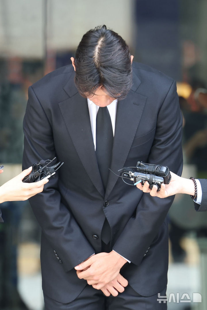 [서울=뉴시스] 권창회 기자 = 축구선수 황의조가 4일 오후 서울 서초구 서울중앙지방법원에서 열린 불법촬영 등 혐의 항소심 선고를 마치고 고개를 숙이고 있다. 2025.09.04. kch0523@newsis.com