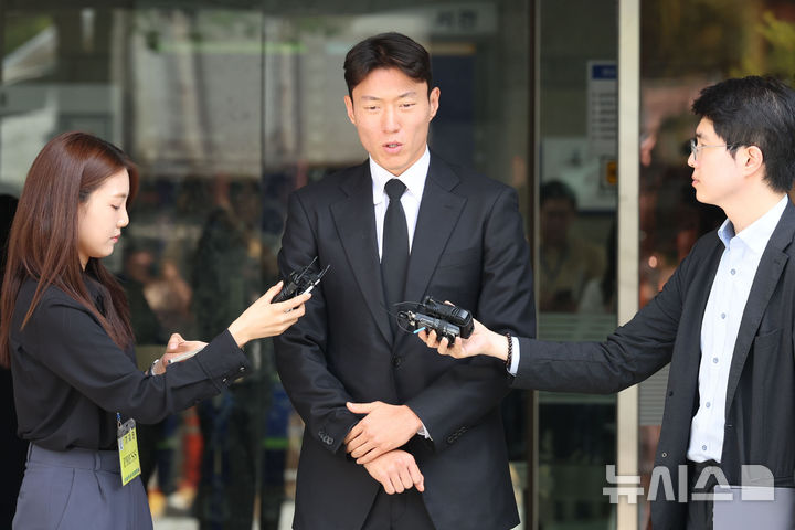 [서울=뉴시스] 권창회 기자 = 축구선수 황의조가 4일 오후 서울 서초구 서울중앙지방법원에서 열린 불법촬영 등 혐의 항소심 선고를 마치고 법원을 나서며 발언하고 있다. 2025.09.04. kch0523@newsis.com