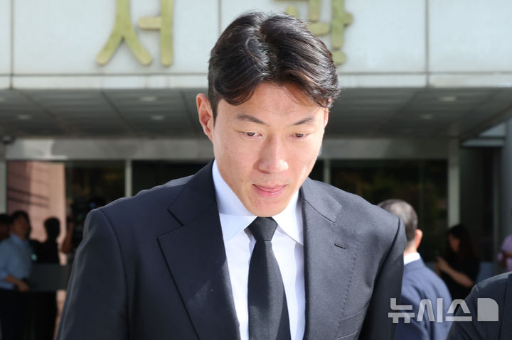 [서울=뉴시스] 권창회 기자 = 축구선수 황의조가 4일 오후 서울 서초구 서울중앙지방법원에서 열린 불법촬영 등 혐의 항소심 선고를 마치고 법원을 나서고 있다. 2025.09.04. kch0523@newsis.com