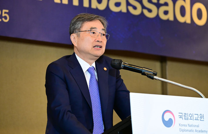 [서울=뉴시스] 추상철 기자 = 조현 외교부 장관이 4일 서울 서초구 국립외교원에서 열린 '2025 제1회 주한대사 대상 고위급 정책강연회'에서 강연을 하고 있다. (사진= 외교부 제공) 2025.09.04. photo@newsis.com *재판매 및 DB 금지