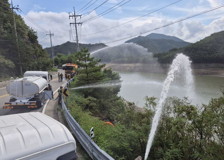 [서울=뉴시스] 육군은 가뭄 장기화로 재난지역으로 선포된 강원 강릉지역에 지난 2일부터 4일까지 급수차량 300여 대, 장병 600여 명을 지원해 급수난 해소를 위해 노력하고 있다고 밝혔다. 사진은 지난 3일 육군 3군단 장병들이 급수차를 이용해 오봉저수지에 물을 채우고 있는 모습. (사진=육군 제공) 2025.09.04. photo@newsis.com *재판매 및 DB 금지