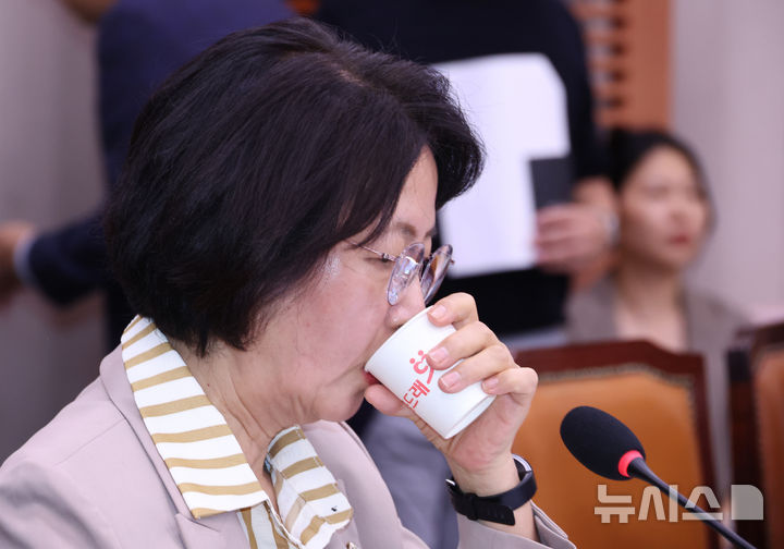 [서울=뉴시스] 김금보 기자 = 추미애 국회 법제사법위원회 위원장이 4일 오후 서울 여의도 국회에서 열린 법제사법위원회 전체회의에서 물을 마시고 있다. 2025.09.04. kgb@newsis.com