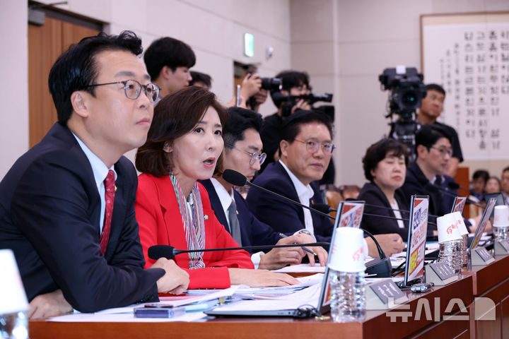 [서울=뉴시스] 김금보 기자 = 나경원 국민의힘 의원이 4일 오후 서울 여의도 국회에서 열린 법제사법위원회 전체회의에서 발언을 하고 있다. 2025.09.04. kgb@newsis.com