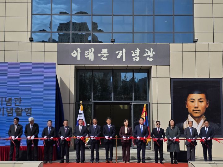 [서울=뉴시스] 나치만 국가보훈부 보훈문화정책관이 4일 몽골 울란바토르시에서 열린 이태준 선생 기념관 개관식에 참석해 관계자들과 테이프 커팅식을 하고 있다. (사진=국가보훈부 제공) 2025.09.04. photo@newsis.com *재판매 및 DB 금지