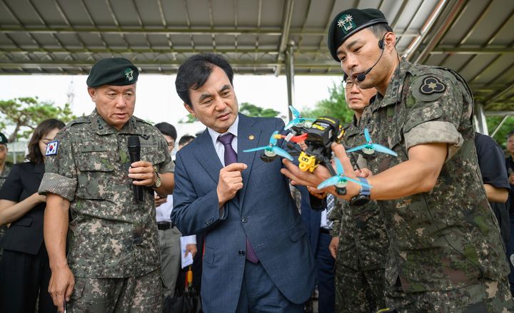 [서울=뉴시스] 안규백 국방부 장관이 4일 육군 제36사단에서 교육용 소형드론에 대한 설명을 듣고 있다. 안 장관은 이날 36사단을 소형드론·대(對)드론 분야 실증 전담부대를 최초 지정하고 본격적인 50만 드론전사 양성을 지시했다. (사진=국방부 제공) 2025.09.04. photo@newsis.com *재판매 및 DB 금지