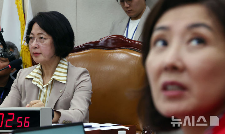 [서울=뉴시스] 김명년 기자 = 4일 오후 서울 여의도 국회에서 열린 법제사법위원회 전체회의에서 추미애 위원장과 나경원 국민의힘 의원이 참석해 있다. 2025.09.04. kmn@newsis.com