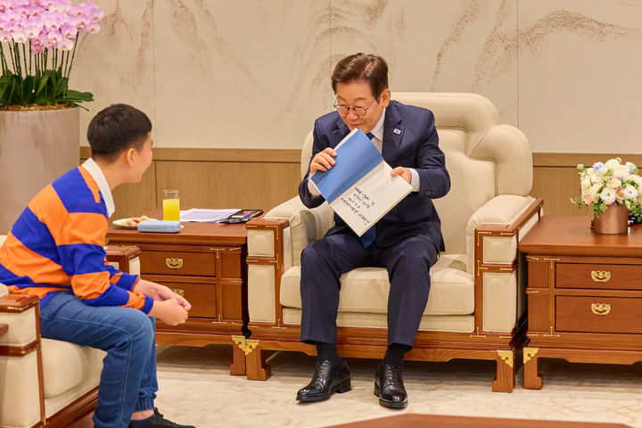 [서울=뉴시스] 최동준 기자 = 이재명 대통령이 4일 서울 용산 대통령실 청사에서 어린이 초청 행사에 참석한 어린이들에게 책을 선물하고 있다. (사진=대통령실 제공) 2025.09.04. photo@newsis.com *재판매 및 DB 금지