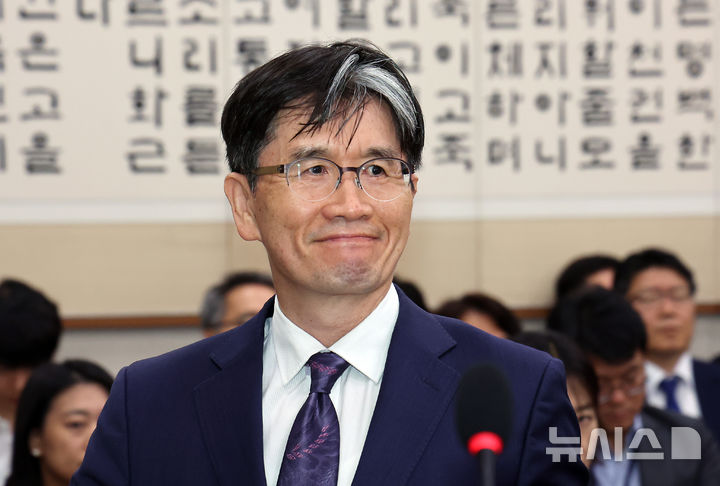 [서울=뉴시스] 김명년 기자 = 오동운 고위공직자범죄수사처장이 4일 오후 서울 여의도 국회에서 열린 법제사법위원회 전체회의에서 발언대로 향하고 있다. 2025.09.04. kmn@newsis.com