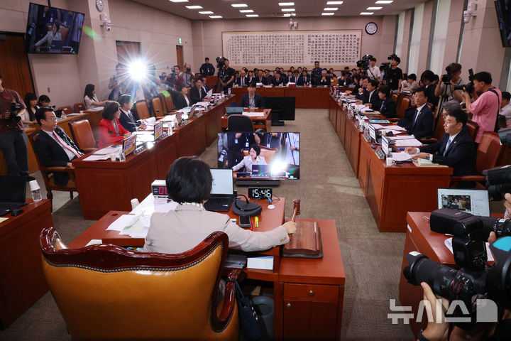 [서울=뉴시스] 김명년 기자 = 4일 오후 서울 여의도 국회에서 열린 법제사법위원회 전체회의에서 법사위 소관 부처에 대한 2024년도 결산안이 통과되고 있다. 2025.09.04. kmn@newsis.com