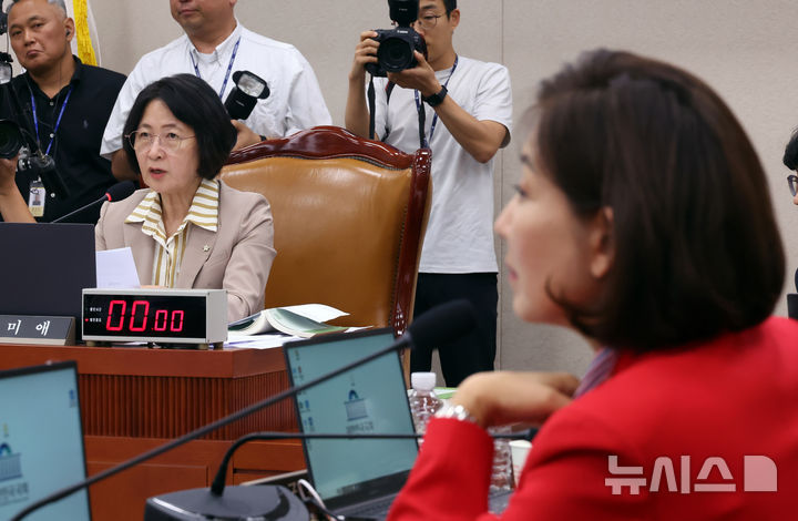 [서울=뉴시스] 고승민 기자 = 4일 서울 여의도 국회에서 열린 법제사법위원회 전체회의에서 추미애 위원장이 회의를 주재하고 있다. 2025.09.04. kkssmm99@newsis.com