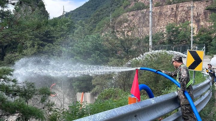 [서울=뉴시스] 강릉 가뭄에 대응해 범정부 가용 자원 총 동원에 나선 정부가 군 물탱크 차량 400대를 투입해 오봉저수지 급수를 지원하고 있다. (사진=행정안전부 제공) 2025.09.04. photo@newsis.com *재판매 및 DB 금지
