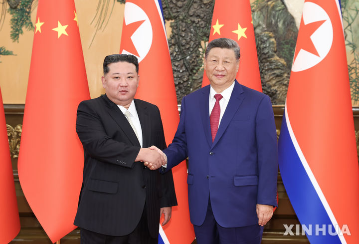[베이징=신화/뉴시스] 김정은(왼쪽) 북한 국무위원장과 시진핑 중국 국가주석이 지난달 4일 중국 베이징 인민대회당에서 회담하며 악수하고 있다. 김정은 위원장은 베이징 톈안먼 광장에서 열린 '중국 인민 항일 전쟁 및 세계 반파시스트 전쟁 승리(전승절)' 80주년 열병식 참석을 위해 중국을 방문했으며, 두 정상간 회담은 6번째다. 2025.10.10.