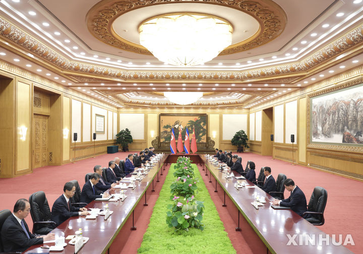 [베이징=신화/뉴시스] 김정은 북한 국무위원장(왼쪽)과 시진핑 중국 국가주석이 4일 중국 베이징 인민대회당에서 북중 정상회담을 하며 악수하고 있다. 김 위원장은 3일 베이징 톈안먼 광장에서 열린 '중국인민 항일 전쟁 및 세계 반파시스트 전쟁 승리(전승절)' 80주년 열병식 참석차 중국을 방문했으며, 북중 정상회담은 이번이 6번째다. 2025.09.04.