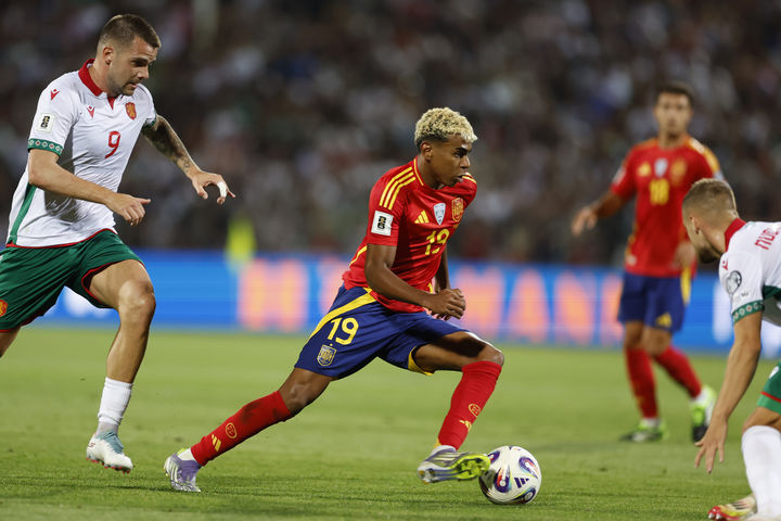[소피아=AP/뉴시스] 스페인의 라민 야말이 4일(현지 시간) 불가리아 소피아의 바실 레프스키 국립 경기장에서 열린 2026 국제축구연맹(FIFA) 북중미 월드컵 유럽 예선 E조 1차전 불가리아와 경기 중 공을 몰고 있다. 조 1위 후보인 스페인이 3-0으로 불가리아를 완파했다. 2025.09.05.