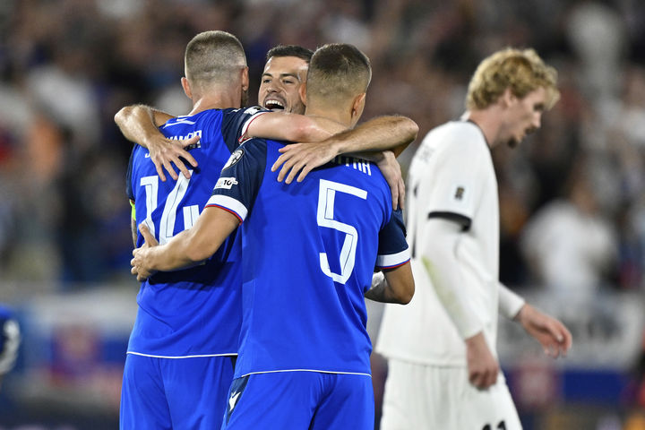 [브라티슬라바=AP/뉴시스] 슬로바키아 선수들이 4일(현지 시간) 슬로바키아 브라티슬라바의 테헬네 폴레에서 열린 2026 국제축구연맹(FIFA) 북중미 월드컵 유럽 예선 A조 1차전에서 독일을 2-0으로 꺾고 환호하고 있다. 2025.09.05.