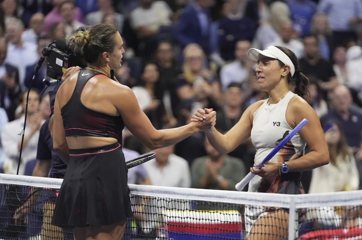 [뉴욕=AP/뉴시스] 아리나 사발렌카(1위·벨라루스, 왼쪽)가 4일(현지 시간) 미국 뉴욕의 빌리진킹 내셔널 테니스 센터에서 열린 US 오픈 여자 단식 4강전에서 제시카 페굴라(4위·미국)를 꺾은 후 인사를 나누고 있다. 2연패를 노리는 사발렌카가 2-1(4-6 6-3 6-4) 역전승을 거두고 결승에 올랐다. 2025.09.05.