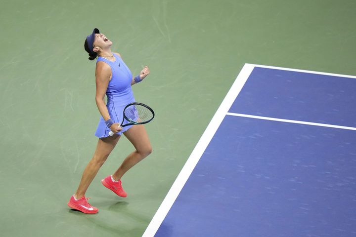 [뉴욕=AP/뉴시스] 어맨다 아니시모바(9위·미국)가 지난달 4일(현지 시간) 미국 뉴욕의 빌리진킹 내셔널 테니스 센터에서 열린 US 오픈 여자 단식 4강전에서 오사카 나오미(24위·일본)를 물리친 후 포효하고 있다. 아니시모바가 2-1(6-7 7-6 6-3)로 승리하고 결승에 올라 2연패를 노리는 아리나 사발렌카(1위·벨라루스)와 패권을 다툰다. 2025.09.05.