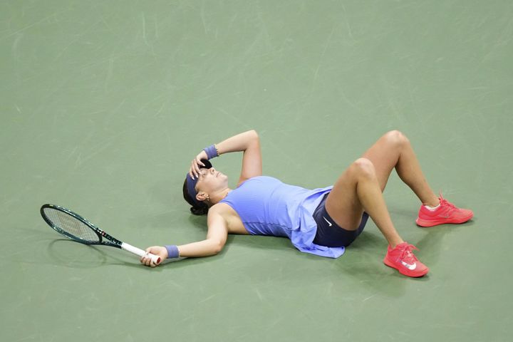 [뉴욕=AP/뉴시스] 어맨다 아니시모바(9위·미국)가 4일(현지 시간) 미국 뉴욕의 빌리진킹 내셔널 테니스 센터에서 열린 US 오픈 여자 단식 4강전에서 오사카 나오미(24위·일본)를 물리친 후 코트에 누워 기뻐하고 있다. 아니시모바가 2-1(6-7 7-6 6-3)로 승리하고 결승에 올라 2연패를 노리는 아리나 사발렌카(1위·벨라루스)와 패권을 다툰다. 2025.09.05.