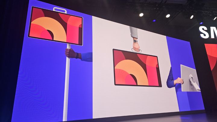 [베를린=뉴시스]삼성전자는 4일(현지시간) 유럽 최대 가전 전시회 'IFA 2025'의 개막 전 행사를 통해 이동형 스크린 신제품 '더 무빙 스타일'을 선보였다. 삼성전자는 국내에 신제품을 연내 출시할 예정이다. photo@newsis.com *재판매 및 DB 금지