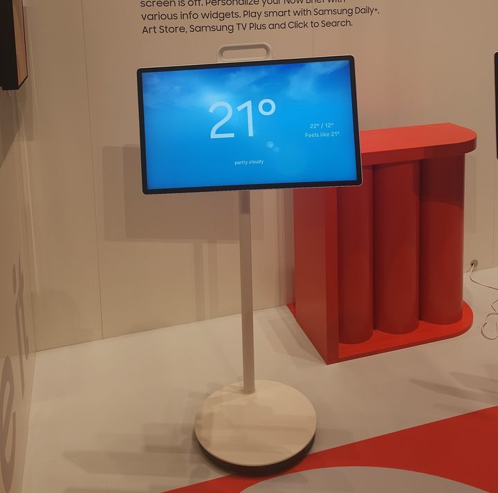 [베를린=뉴시스]삼성전자는 4일(현지시간) 유럽 최대 가전 전시회 'IFA 2025'의 개막 전 행사를 통해 이동형 스크린 신제품 '더 무빙 스타일'을 선보였다. 삼성전자는 국내에 신제품을 연내 출시할 예정이다. photo@newsis.com *재판매 및 DB 금지