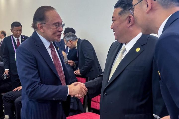 [서울=뉴시스]3일 중국 전승절 행사에 참석한 김정은 북한 국무위원장이 지난 2021년 단교한 말레이시아의 안와르 이브라힘 총리와 만나 악수하고 있다. (출처=이브라힘 총리 페이스북) 2025.9.5.  *재판매 및 DB 금지