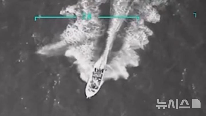 [서울=뉴시스] 도널드 트럼프 미국 대통령이 지난 9월 2일(현지 시간) 카리브해에서 미군이 공습한 마약 보트라며 소개한 동영상의 한 장면. (사진=트럼프 트루스소셜 영상 갈무리) 2025.12.04.