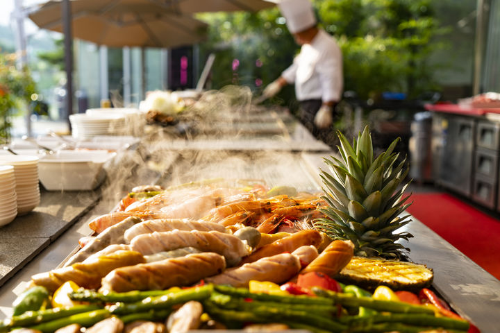 [서울=뉴시스] 휘닉스 파크가 오는 11월 23일까지 시그니처 뷔페 '온도'에서 '한우 달빛만찬 디너 뷔페'를 운영한다. *재판매 및 DB 금지