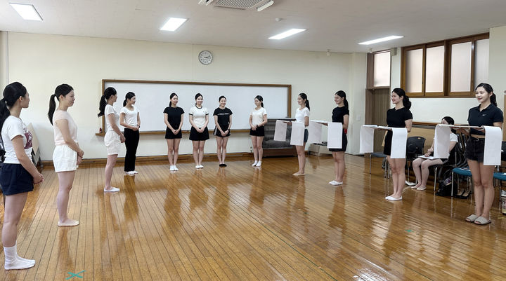 [광주=뉴시스] 광주2025세계양궁선수권대회 시상요원으로 선발된 광주여자대학교 항공서비스학과 학생들이 예행연습을 하고 있다. (사진=광주여대 제공) photo@newsis.com *재판매 및 DB 금지