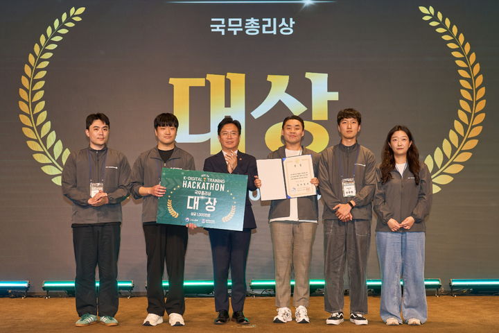 [서울=뉴시스]과학기술정보통신부 산하 한국전파진흥협 회(RAPA)와 아마존웹서비스코리아가 공동 운영하는 K-디지털 트레이닝 ‘AWS 클라우드 스쿨' 9기 교육생 'Fablink'팀이 K-디지털 트레이닝 해커톤 대회에서 대상(국무총리상)을 수상했다. (사진=RAPA 제공) *재판매 및 DB 금지